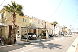 映画さながらの光景が広がる街並み。ムードある街路灯やイルミネーションに彩られる夕暮れどきは異国情緒たっぷりです。
