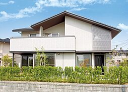 H22年10月撮影。豊郷台3-67-4建売です。主寝室・洗面所・浴室を2階とし、プライベートなバルコニーを囲むように配置した事でホテルの様な空間を実現しました。プライベートな落ち着きのある邸宅です。