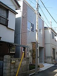 駅まで歩4分以内と至近ですが、車庫も内包して車庫からも家の中に入れるよう工夫されています。車が不要な方は部屋を増やすことも可能です。