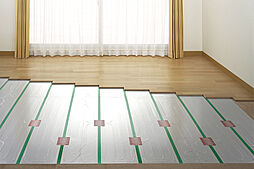 [ガス温水式床暖房システム] リビング・ダイニングには、足元から部屋全体を温めるガス温水式床暖房を採用しました。床暖房は室内に燃焼させるものがないので定期的な換気も不要で、お子様やお年寄りの方に...