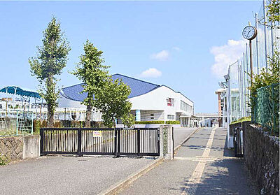 大分市立上野ヶ丘中学校 約570m（徒歩8分）