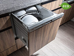 [食器洗い乾燥機] 一度に多くの食器を洗浄できるので、節水にもつながります。