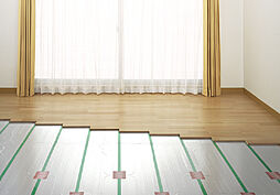 [ガス温水式床暖房] リビング・ダイニングには床暖房を標準採用。風による埃の舞い上がりも少なく、健やかな空気環境が保てます。※参考写真