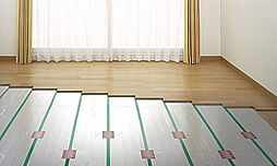 [TES温水式床暖房] リビング・ダイニングには、部屋全体を足元からやさしく暖めるTES温水式床暖房システムを採用しました。ホコリを巻き上げず、空気や肌の乾燥を防ぎます。※参考写真