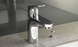 [ハンスグローエ　シングルレバー水栓] 洗面台の水栓は形の美しさに加え、水の流れやあたり心地に優れたハンスグローエ社製。