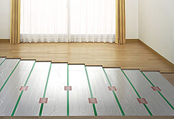 [TES 温水式床暖房] リビング・ダイニングには東京ガスの温水循環システムTESによる床暖房を設置。 空気を汚さずホコリもたてないのでとてもクリーンな暖房です。