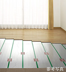 [床暖房] リビング・ダイニングには、低ランニングコストと快適性を実現するTES温水式床暖房を採用。足元からあたたまり、冷え性や腰痛の方にもやさしい暖房です。