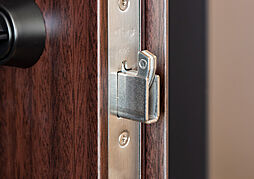 [玄関ドア鎌デッド錠CP認定錠] 鎌状に飛び出すデッドボルトの先端がドア枠に食い込む鎌デッド錠を内蔵し、バール等の工具による不正解錠を困難にしています。