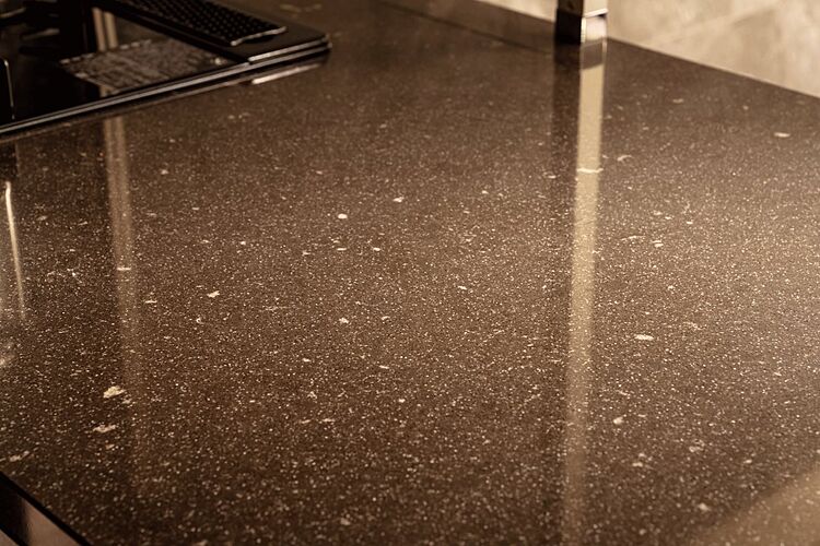 ベルジェンド横濱いずみ野 水晶を基材にした「フィオレストーン」を天板を採用