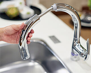 ルピアコート本川越ステーションビュー ホースが伸びる水栓