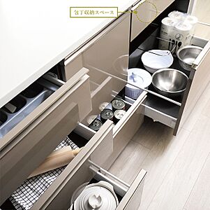 引き出し式のキッチンキャビネット
