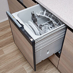 [食器洗い乾燥機] 食器の出し入れがしやすいスライドオープン式。手洗いに比べ節水効果が高く、家事の負担も抑えられます。