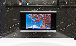 [浴室テレビ] 防水加工テレビリモコン付きの浴室テレビを装備。テレビ視聴に加え、リモコンでマイクロバブルの運転操作も可能です。※BS・CS放送の視聴には、別途契約が必要となります。