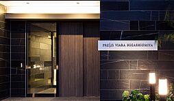 [エントランスホール完成予想CG] さざなみを思わせる壁面タイルやナチュラルな色調のフロア、そして柔らかな光に映し出されるライトアップされた庭。エントランスホールに、リゾートホテルのようなくつろぎの空間を演出しています。
