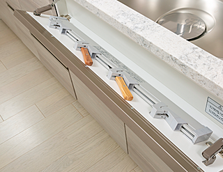 ヴィークコート蕨南町桜並木 シンク前フラップ包丁差し（キッズロック付）