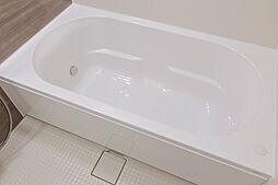[ラウンドライン浴槽] 滑らかな曲線が柔らかな印象をもたらすラウンドライン浴槽。ゆったりとした体勢でリラックスして過ごせます。