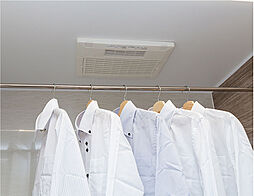 [浴室暖房乾燥機] 雨の日や梅雨時でも便利な浴室暖房乾燥機。浴室全体を乾燥させ、カビの発生を抑えてくれます。