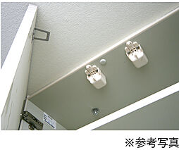 [耐震ラッチ付吊戸棚] 上部吊戸棚の扉には地震時に、扉が開いて上部のものが落ちてこないように、耐震ラッチがついています。