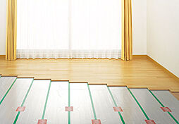 [温水式床暖房] リビング・ダイニングには、温水を利用した床暖房を採用。空気を汚さず、足元から心地よく室内を暖めます。※C～Fタイプのみ※参考写真
