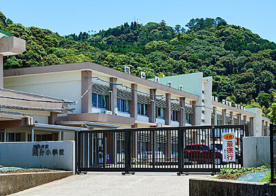 国分小学校 約850m(徒歩11分)