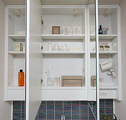 [三面鏡裏収納] 三面鏡には、洗面室をより広く美しく演出する大型ミラーを採用。裏側に収納スペースを備えることで、化粧品やヘアケア用品などをすっきりと整理できます。