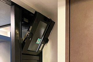 バウス加賀 玄関通風窓