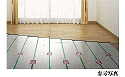 [TES温水床暖房] リビング・ダイニングには、東京ガスのTES温水床暖房を採用。温水を利用して足元から心地よく室内を暖め、理想的といわれる『頭寒足熱』を実現する暖房システムです。