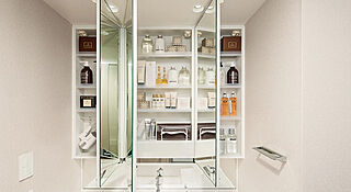 シティハウス堤通雨宮町 三面鏡付洗面化粧台（手元照明付）