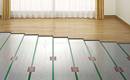 [TES温水床暖房] リビング・ダイニングには、東京ガスのTES温水床暖房を採用。温水を利用して足元から心地よく室内を暖め、理想的といわれる『頭寒足熱』を実現する暖房システムです。※参考写真1