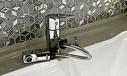[引出式シングルレバー混合水栓] 水量や湯温の調節がしやすいシングルレバー混合水栓を採用。ヘッドが引き出せるので、洗面ボウル内を隅々まで洗い流せます。