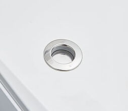 [プッシュ式排水栓] ボタンを押すだけで浴槽のお湯が排水できます。栓の開閉は無理な姿勢で手を伸ばす必要がありません。