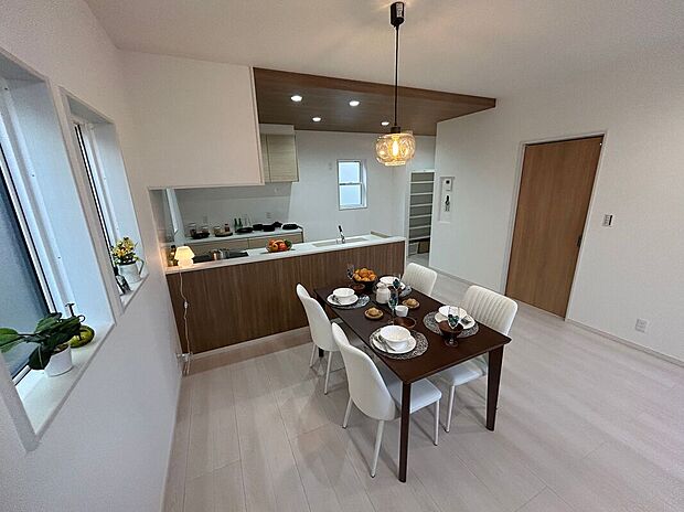 【ダイニングキッチン】カウンターキッチンの為お食事後のお片付けも楽にできます。またキッチンには食器洗い乾燥機もついてさらに他の家事も同時にできます。