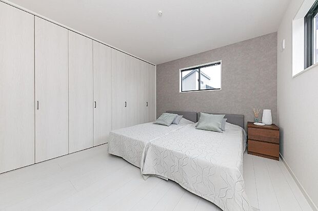 【5号棟/主寝室】
全居室多面採光で、爽やかな風が通り抜けるプライベートスペース。ベッドをおいてもゆとりある広さです。一面にクローゼットを備え、収納力をしっかりと確保しています。