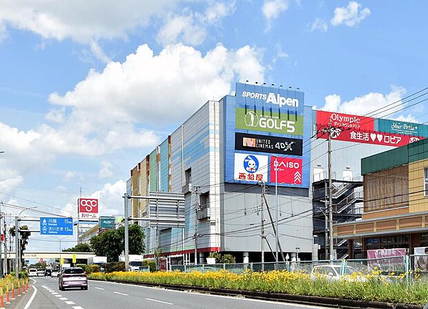 ロピア 新座店まで1082m 徒歩14分。「同じ商品ならより安く」「同じ価格ならより良いものを」がモットーのスーパーマーケットチェーンです。OSCデオシティ新座内にあります。