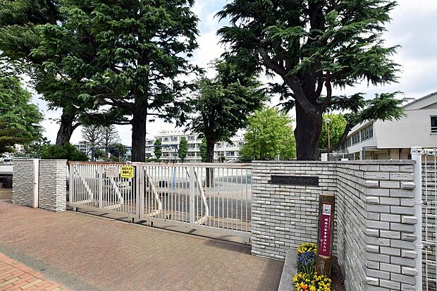 府中市立府中第四小学校まで680m 徒歩9分。低学年のお子様にも通いやすい距離です。