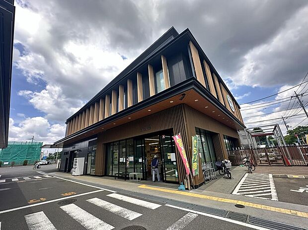 【みらい清瀬新鮮館】310m 徒歩4分。大きな窓から差し込む陽に照らされた明るい店内に新鮮な地元農産物が毎朝運び込まれ、地場産品を使ったを加工品などの取り扱いも充実しています