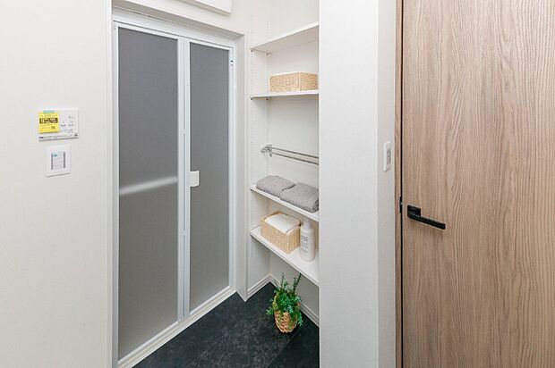 【【施工例/洗面所】】洗面所にはオープン収納を備えました。可動棚にタオルなどを並べておけば、入浴時や手洗い時に出し入れしやすく、バスタオルなどを掛けることができるハンガー付きです。