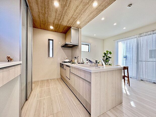 【【キッチン/施工例】】ガスコンロは3口・お手入れがしやすいガラストップタイプ。コンロ前に壁を設け、ダイニングへの油跳ねを防ぎます。食器洗い乾燥機やキッチンコンセントなど、嬉しい設備仕様も搭載しています