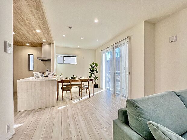 【【LDK/施工例】】リビングにガス温水式床暖房が敷設されています。足元からぽかぽかと暖かく、寒い季節も快適な団らん空間に。温風による乾燥やホコリが舞い上がらず、小さなお子様にも安心です。