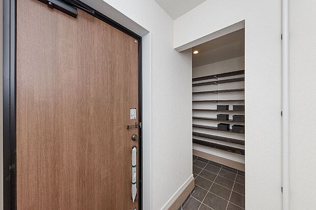 【【2号棟/玄関】】玄関ドアは電気錠仕様。荷物が多い際の施開錠もスムーズに行えます。大容量の土間収納は可動棚付き×土足のままで出入り可能。アウトドア用品やベビーカーなどもスッキリと収まります。