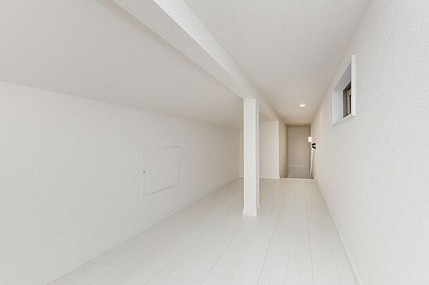 【【2号棟/Eスペース】】2階ホールから固定階段でアプローチができる小屋裏収納は5.0帖。季節飾りなどの大きなアイテムの運び込みがしやすく、ご家族の思い出をたくさん残すことができます。お子様の遊び場などにも◎