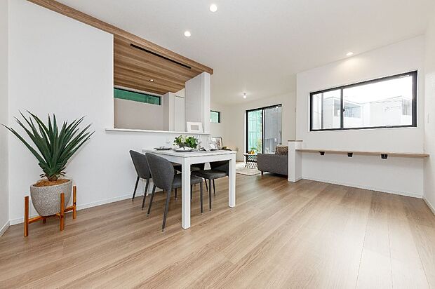 【【19号棟/LDK】】一角にカウンターを配し、ご家族並んで利用もしやすいワイドサイズ。カウンター上にコンセントを備えている為、PC作業やお子様の勉強、スマホの充電ピットなど、マルチにご活用いただけます。