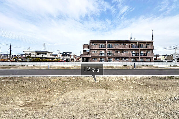 【12号地 外観】前面道路は6mと、車の出し入れやすれ違いにもゆとりがあります。 整形地のため、多彩なプランニングが
