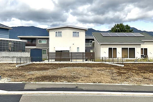 【2号地 外観】雄大な富士山を望む、開放感あふれるロケーション。  
四季折々に表情を変える富士の景色は、日々の暮