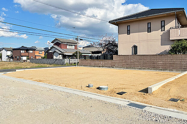 【12号地 外観】開放感のある、明るい角地区画です。 陽当りを活かした明るい吹き抜けリビング、家族との会話が弾むアイ