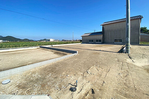 【5号地 外観】201m2超と、ゆとりある広さ。 開放感のある、明るい区画です。 明るい吹き抜けリビング、家族と