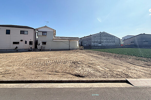 【2号地 現地写真】162m2超と、ゆとりある広さ。 明るい吹き抜けリビング、家族との会話が弾むアイランドキッチン、仕