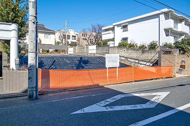 【1号地 前面道路含む現地写真】整形地の設計のしやすさに加え、南側約7.2m公道に面する開放的な立地。