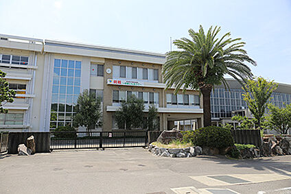 宇多津町立宇多津中学校 約1370m