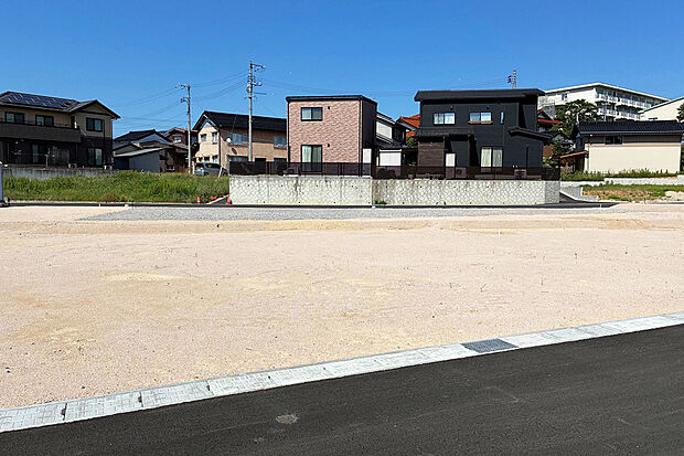 【8号地 現地写真】約54.22坪の区画です。  約5.0mの道路に面しており、車の出入りもしやすく、駐車計画にもゆとり